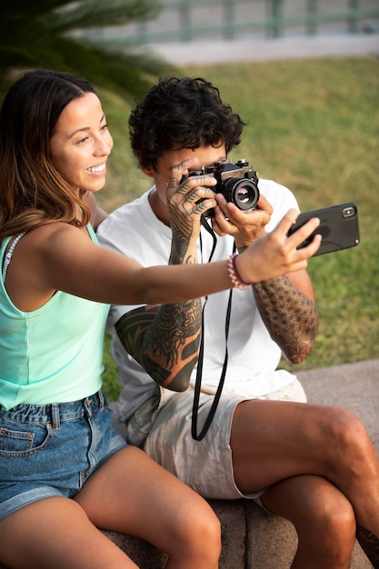 Paar macht ein Selfie auf Reisen im Sommer