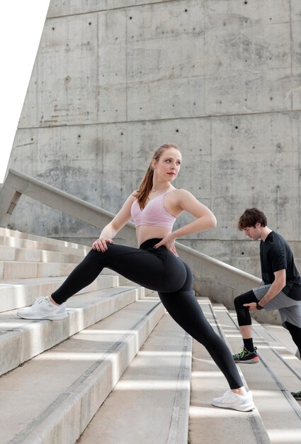 Kostenloses Foto paar macht fitness im freien