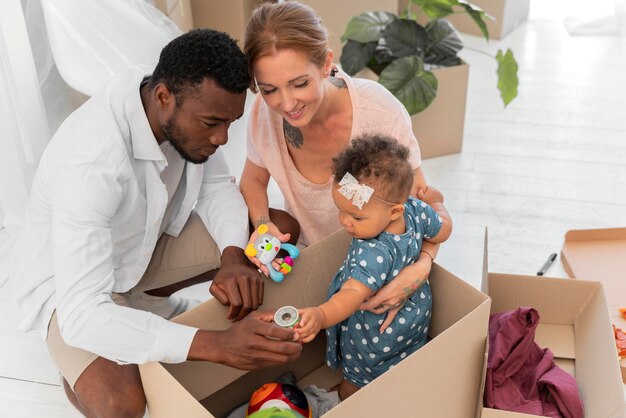 Paar macht sich bereit, mit ihrer Tochter umzuziehen