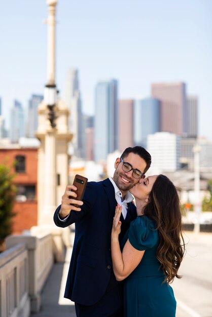 Paar macht zusammen Selfie im Freien mit Verlobungsring