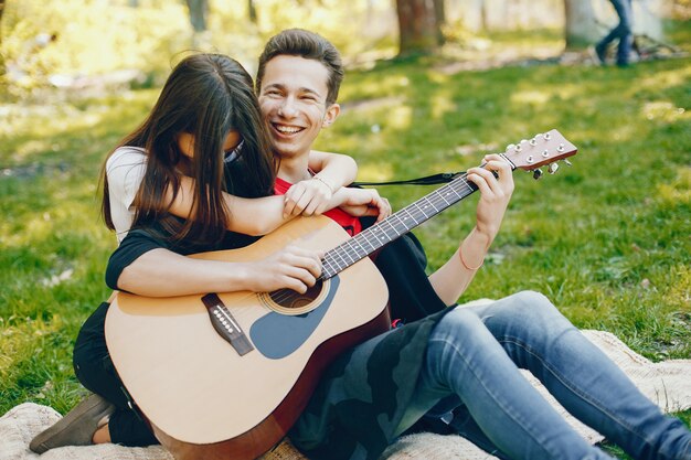 Paar mit einer Gitarre