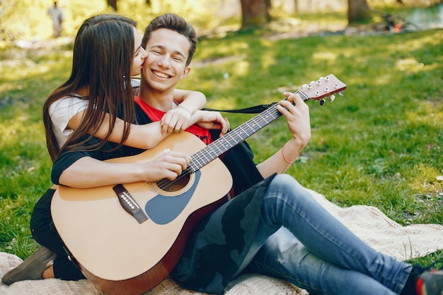 Kostenloses Foto paar mit einer gitarre