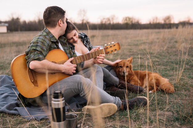 Paar mit Gitarre und Hund