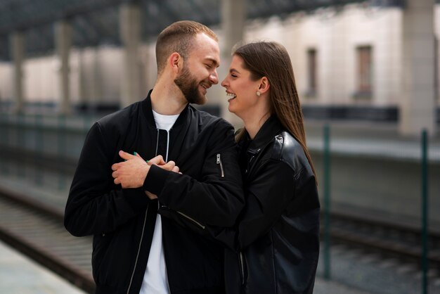 Paar mit öffentlichen Intimitätsmomenten