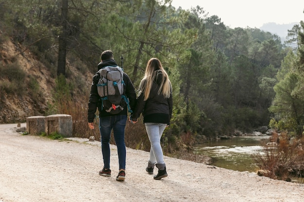 Paar mit Rucksack, der die Natur erkundet