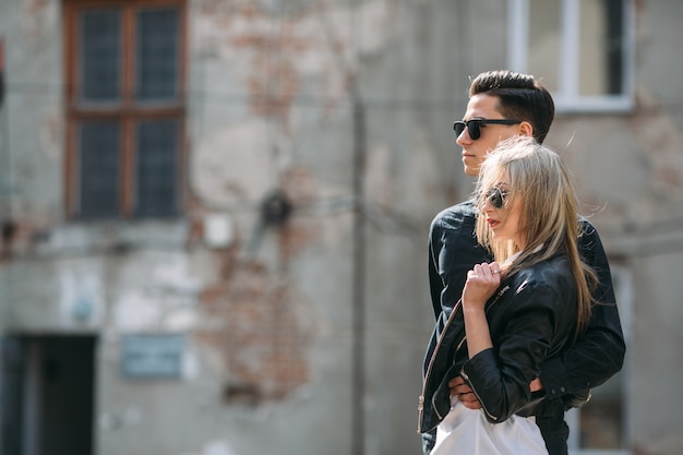 Paar mit Sonnenbrille auf der Straße