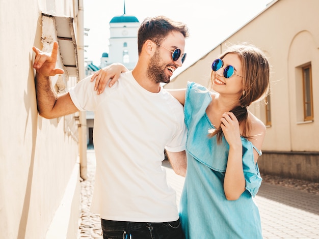 Paar mit Sonnenbrille posiert auf der Straße