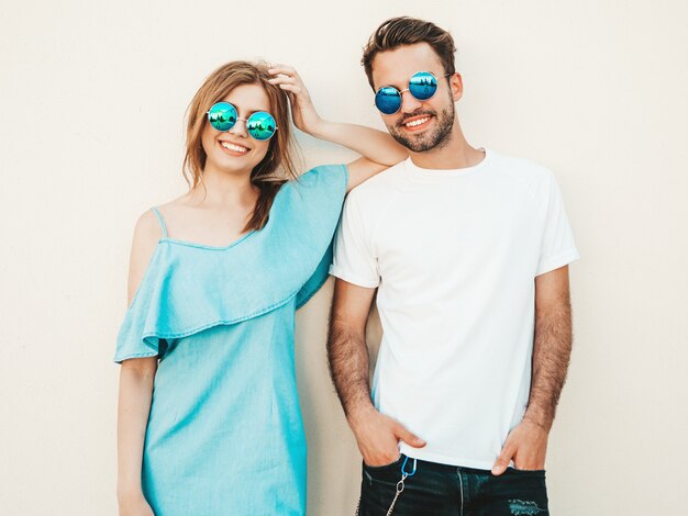 Paar mit Sonnenbrille posiert auf der Straße