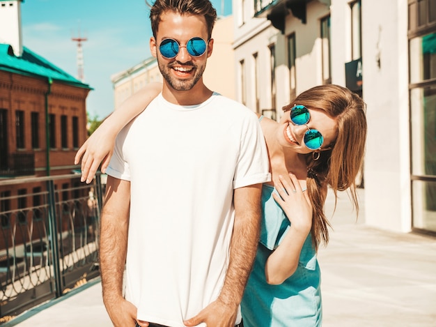 Paar mit Sonnenbrille posiert auf der Straße