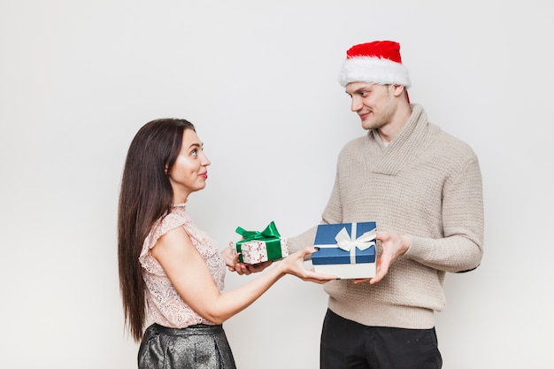 Paar mit zwei Geschenkboxen