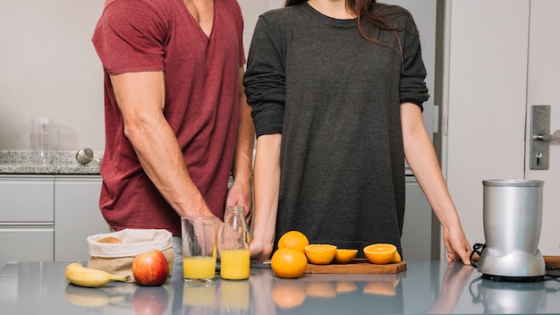 Kostenloses Foto paar orangen für saft vorbereiten