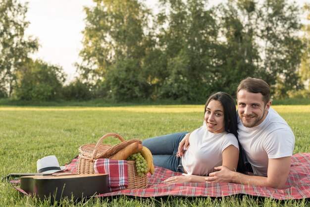 Paar posiert auf einer Picknickdecke