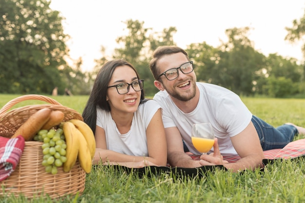 Kostenloses Foto paar posiert auf einer picknickdecke