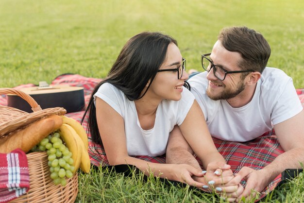 Paar posiert auf einer Picknickdecke