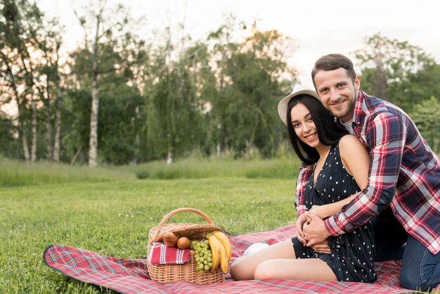 Paar posiert auf einer Picknickdecke