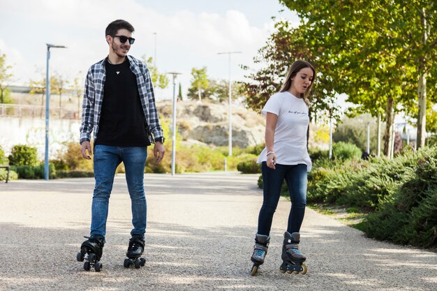 Paar-Rollschuhlaufen im Park