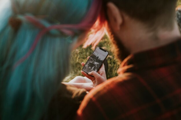 Paar schaut auf den Telefonbildschirm