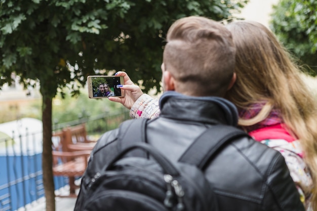 Paar schießen Selfie im Park