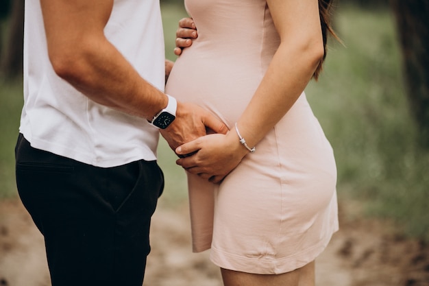 Kostenloses Foto paar schwanger, wartet auf ein baby