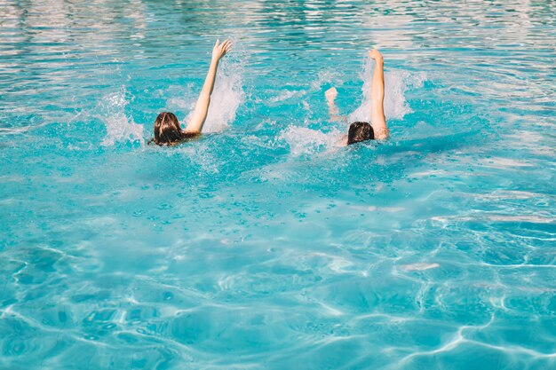 Paar schwimmen backstroke