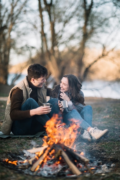 Paar sitzt am Lagerfeuer