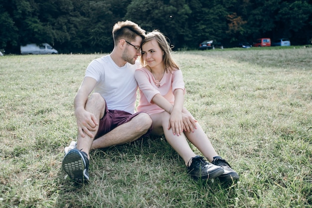 Paar sitzt auf dem Rasen mit viel Liebe