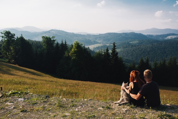 Paar sitzt auf einer grünen Wiese in der Natur suchen