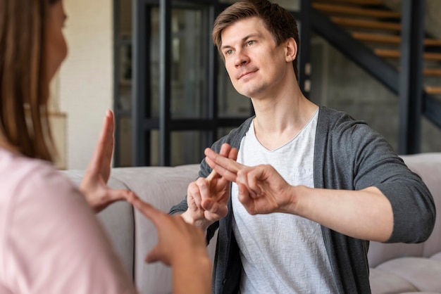 Kostenloses Foto paar spricht mit gebärdensprache