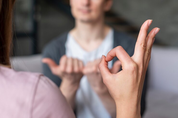 Kostenlose Foto paar spricht mit gebärdensprache