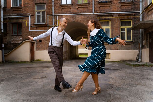 Paar-Swing-Tanzen im Freien, volle Aufnahme