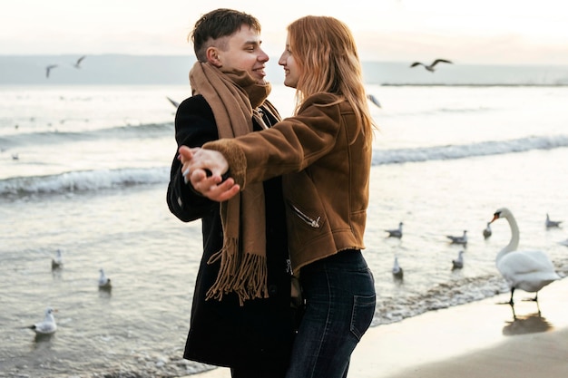 Paar tanzen am Strand im Winter