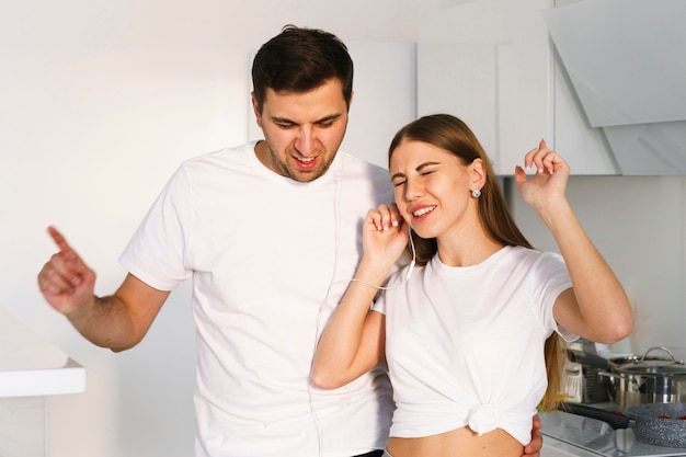 Kostenloses Foto paar tanzen beim kochen