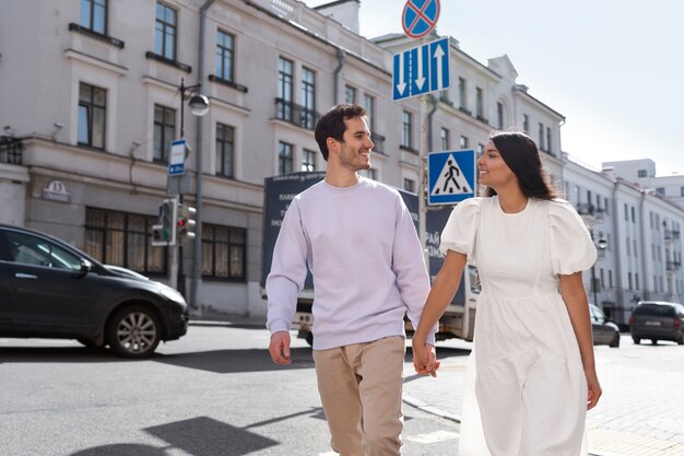 Paar teilt zärtliche öffentliche Intimitätsmomente