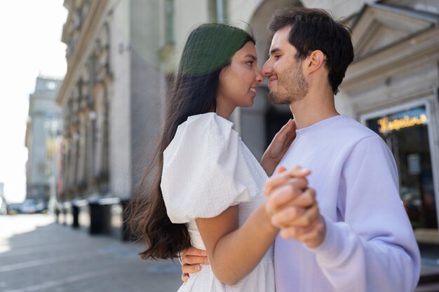 Paar teilt zärtliche öffentliche Intimitätsmomente