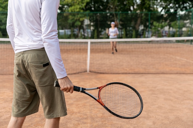 Kostenloses Foto paar tennis spielen auf dem platz