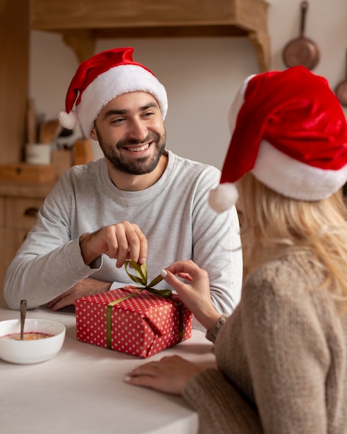 Paar trägt Weihnachtsmützen