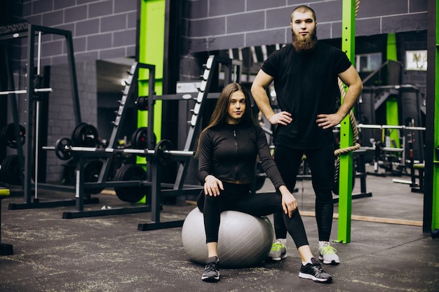 Paar trainiert zusammen im Fitnessstudio