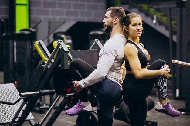 Paar trainiert zusammen im Fitnessstudio