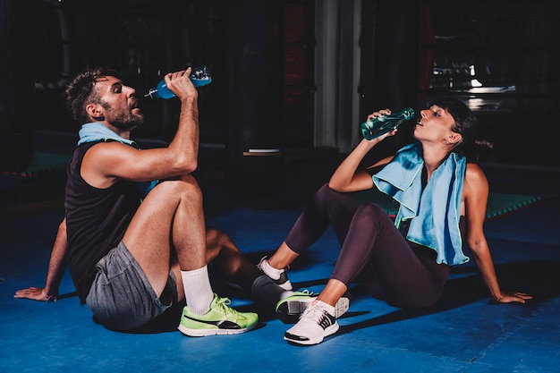 Paar, trinken in der Turnhalle