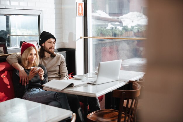 Paar umarmt und sitzt im Café