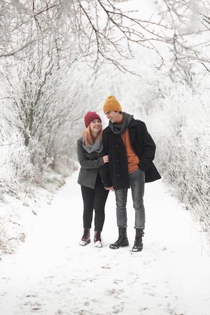 Paar verbringen Zeit zusammen und geht im Schnee