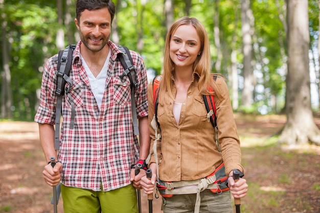 Kostenloses Foto paar wandern im wald