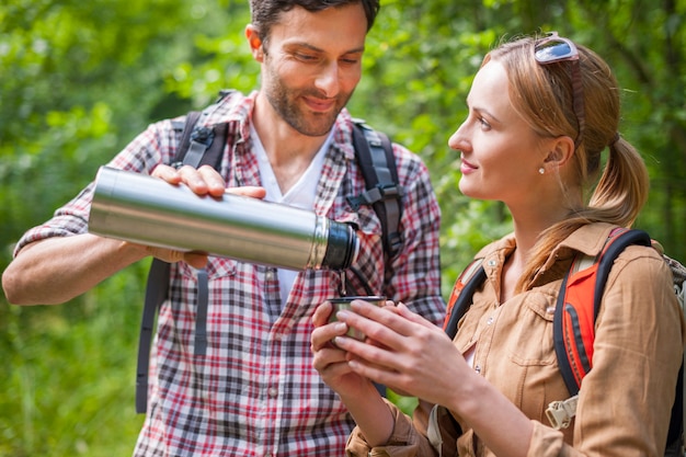 Paar wandern im Wald