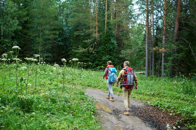 Paar Wandern in Bergen