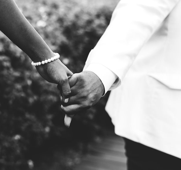 Paar wird am Strand heiraten