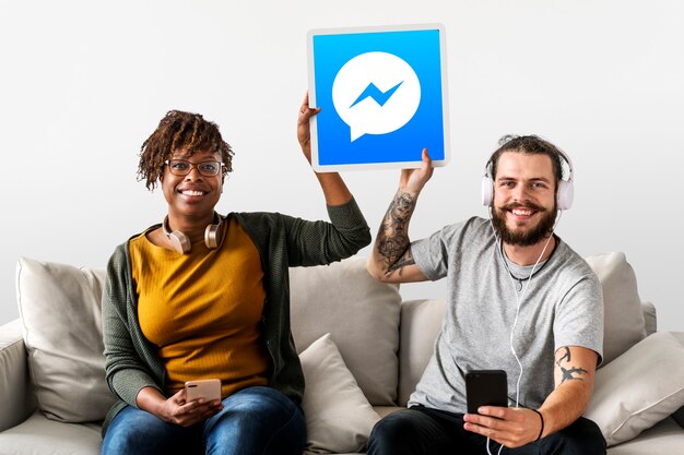 Paar zeigt ein Facebook Messenger-Symbol