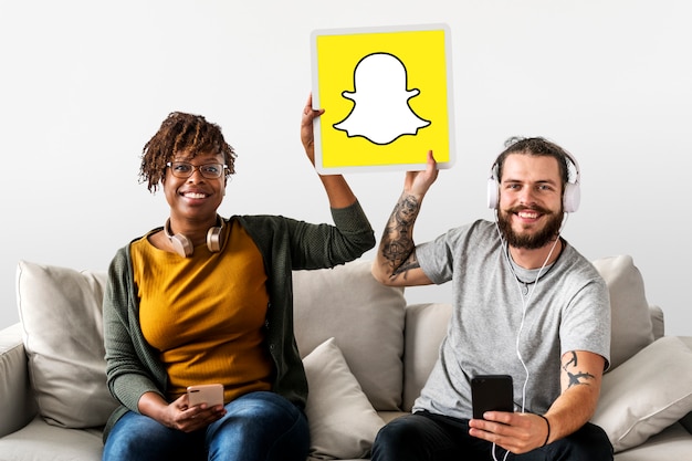 Paar zeigt ein Snapchat-Symbol