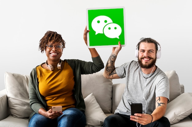 Paar zeigt ein WeChat-Symbol