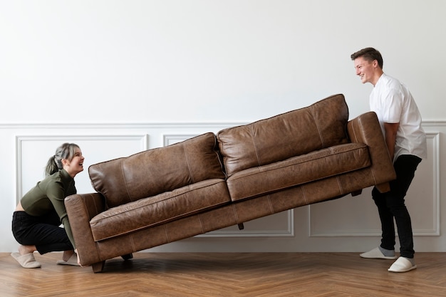 Paar zieht ein Sofa in ein neues Zuhause um