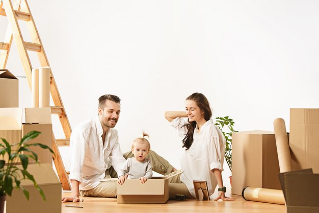 Paar zieht in ein neues Zuhause - Glückliche Verheiratete kaufen eine neue Wohnung, um gemeinsam ein neues Leben zu beginnen